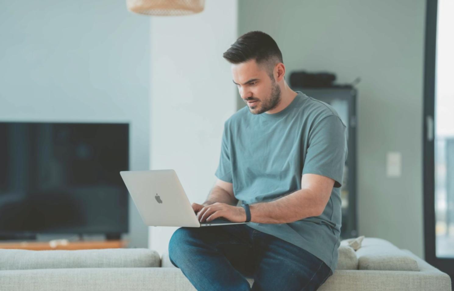 Moderne Arbeitsumgebung mit Laptops und Geschäftsanalyse-Dokumenten auf einem aufgeräumten Schreibtisch